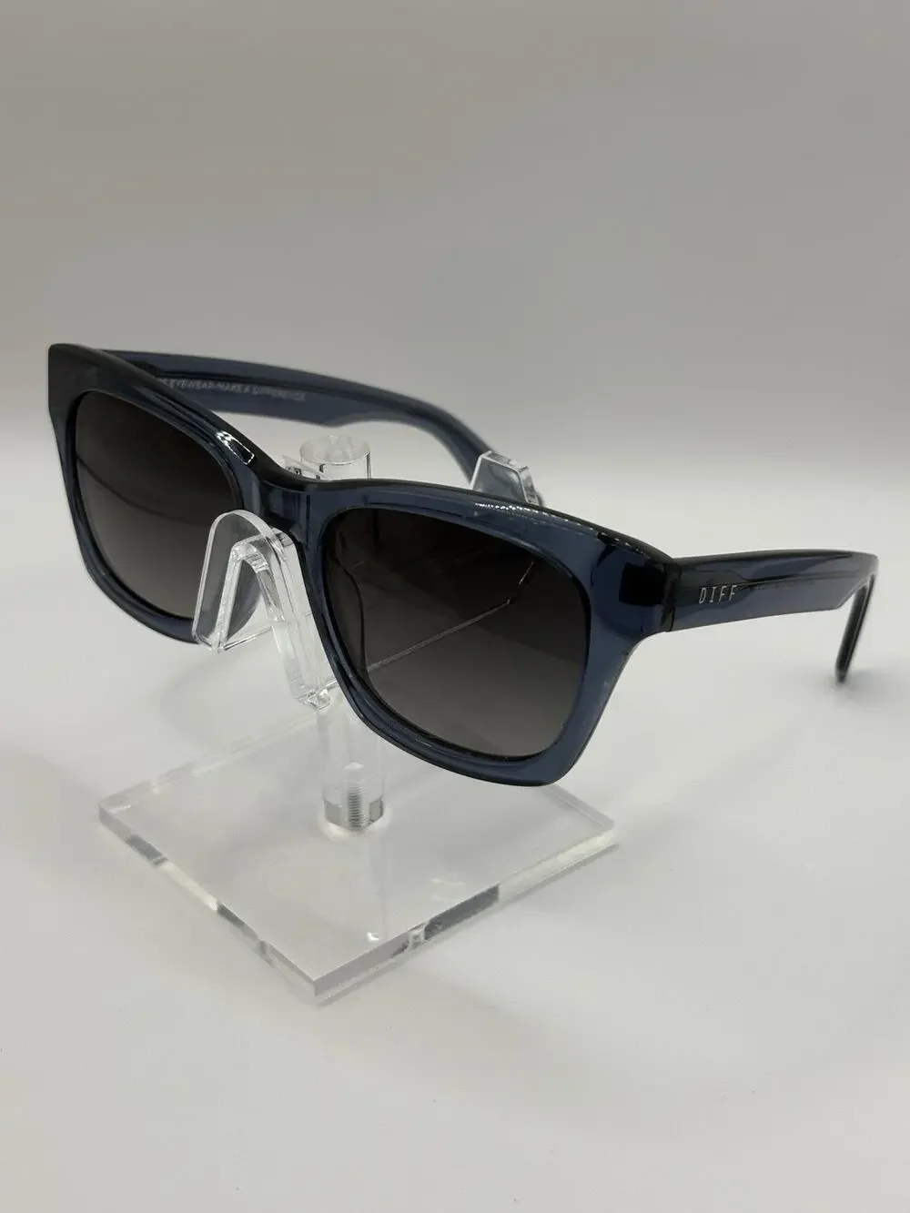DIFF Dean Polarized Sunglasses Blue Gray Gradient Lens